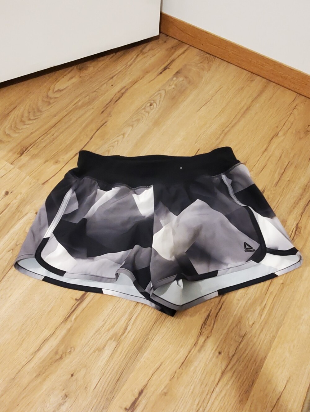 Reebok Medium Althletic Shorts With Waistband Pocket Black White Gray